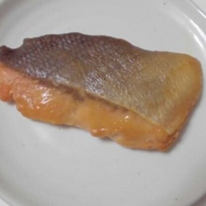 生鮭の切り身が安くなってたので、作ってみました。
西京漬け、美味しく出来ました❤